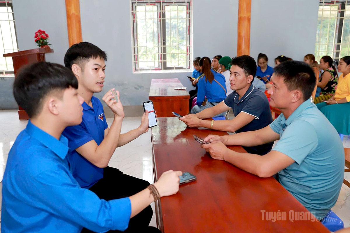 Đoàn thanh niên xã Yên Minh hỗ trợ người dân kích hoạt tài khoản VNeID.