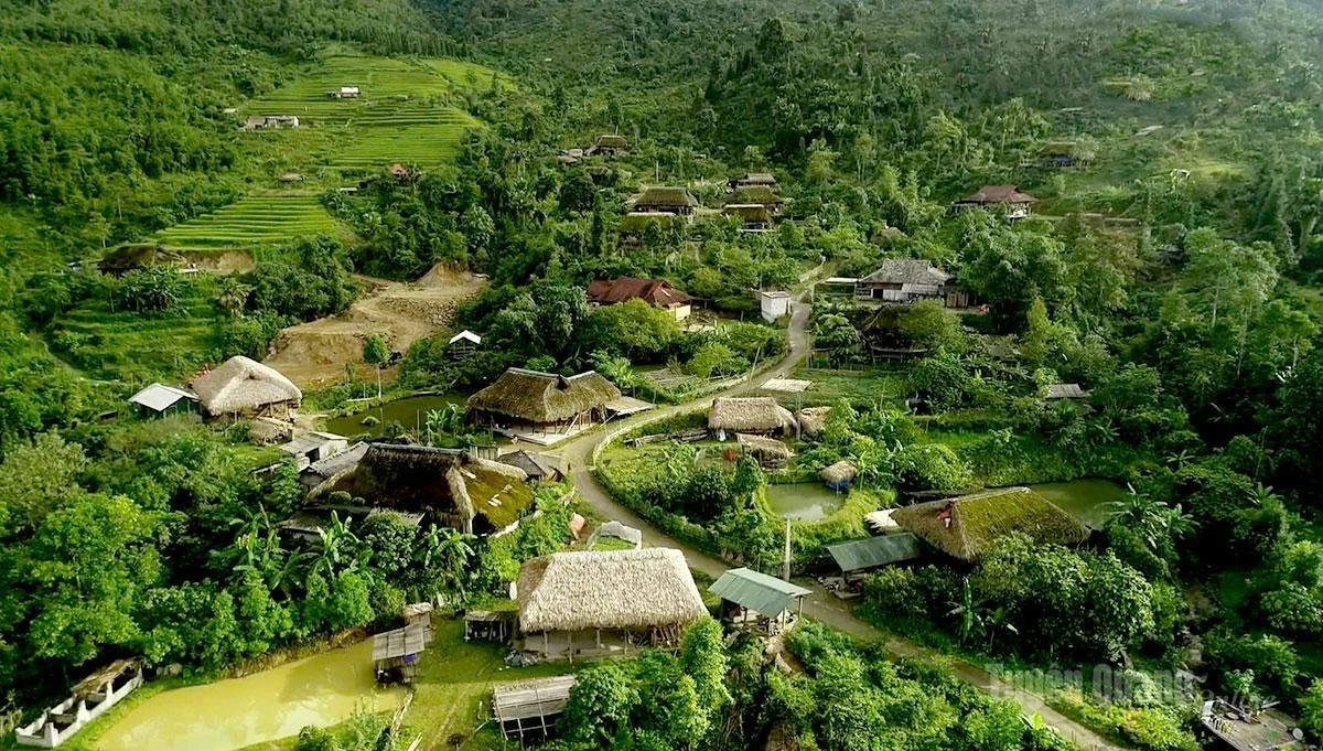 Xa Phin Hamlet nestles beneath the majestic Tay Con Linh mountain range, where the cool and humid climate creates ideal conditions for moss to flourish on traditional rooftops.