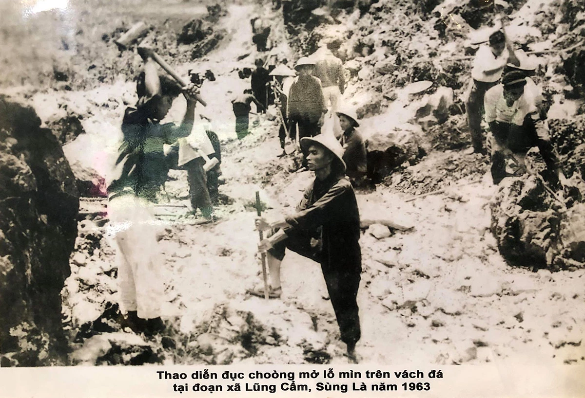 Thanh niên xung phong mở đường Hạnh Phúc với các công cụ
thô sơ qua Sủng Là.