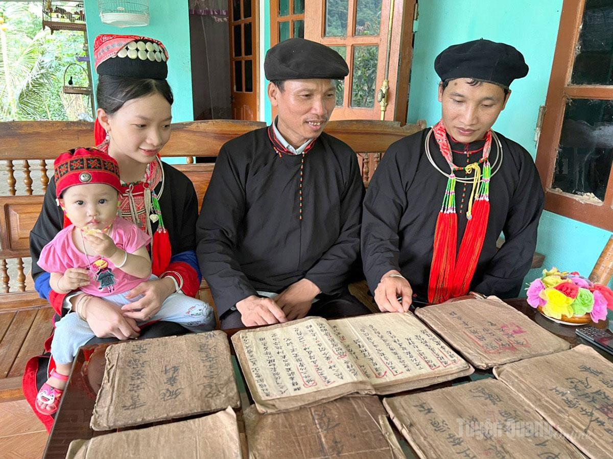 Gia đình
3 thế hệ
tại thôn 23,
xã Tân Long.