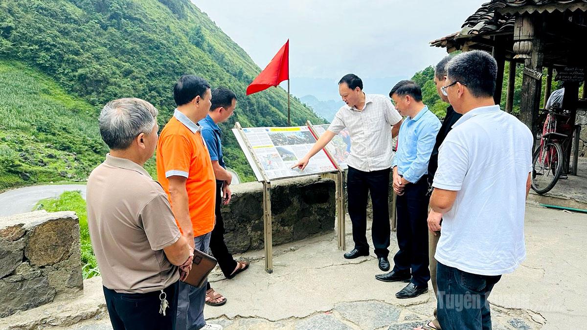 Đoàn công tác của 
Ban Quản lý Công viên 
địa chất toàn cầu 
Cao nguyên đá Đồng Văn 
kiểm tra việc 
chỉnh trang, nâng cấp điểm 
di sản và tuyến trải nghiệm 
tại xã Phố Bảng.