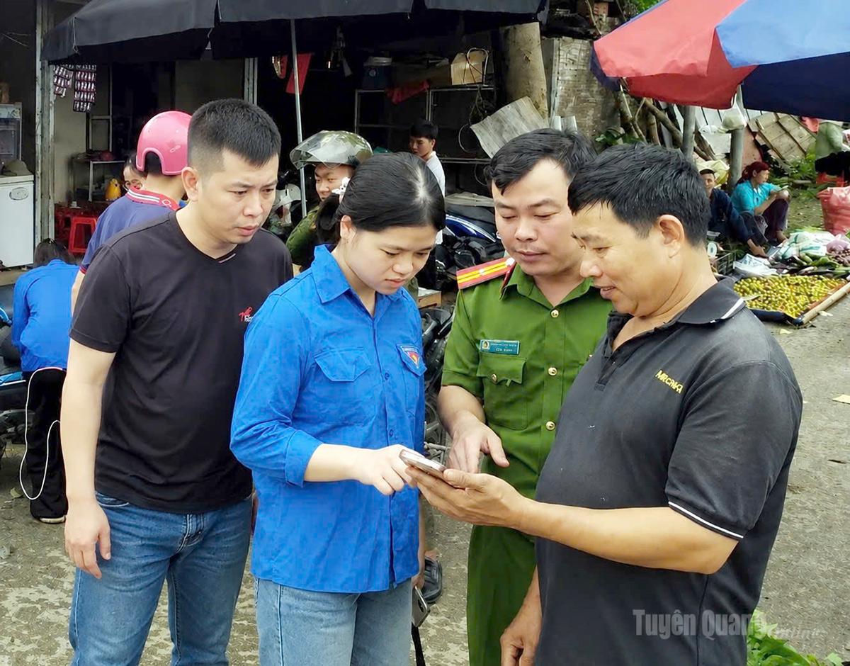 Tổ công nghệ số cộng đồng xã Tát Ngà hướng dẫn người dân đăng ký tài khoản
dịch vụ công trực tuyến tại buổi họp chợ phiên Nậm Ban.