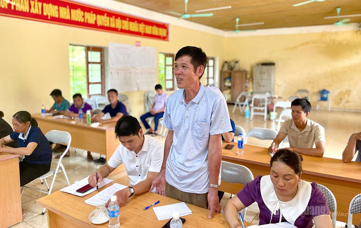 Đồng chí Ma Thế Trì, Bí thư Chi bộ, Trưởng thôn Làng Thẳm, xã Kiên Đài phát biểu tại cuộc làm việc do Đảng ủy xã tổ chức về sắp xếp, tổ chức lại thôn.