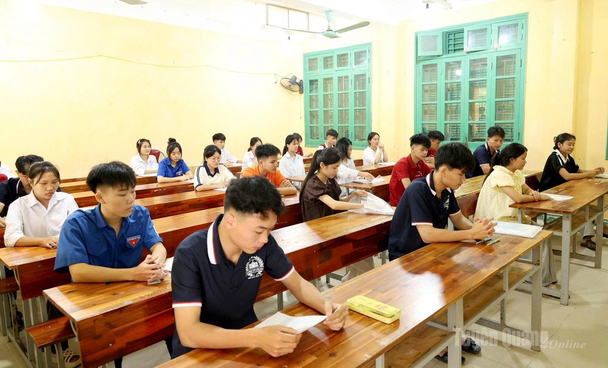 Các thí sinh tại điểm thi Trường THPT Lâm Bình sẵn sàng cho môn thi sáng 12-6. Ảnh Minh Hoa