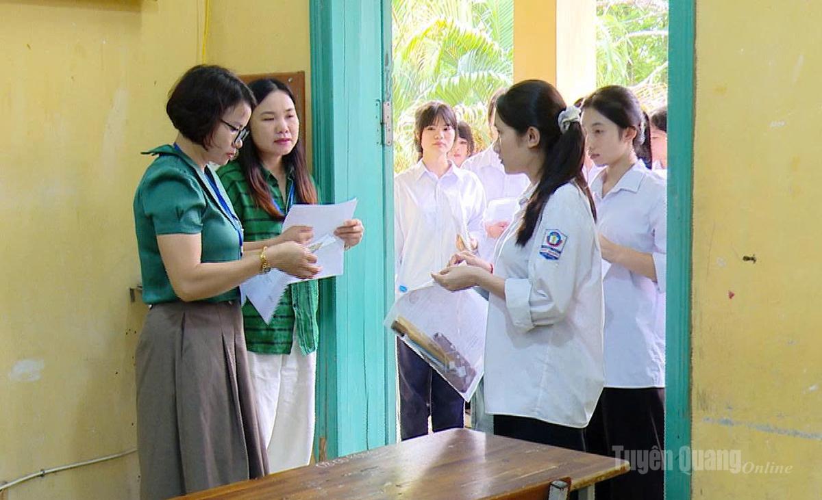 Giám thị tại điểm thi trường THPT Minh Quang kiểm tra thông tin của thí sinh trước khi vào phòng thi. Ảnh Minh Hoa