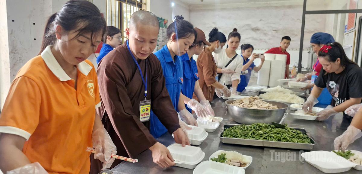 Các suất ăn miễn phí cho thí sinh tại các điểm trường xã: Minh Quang, Thượng Lâm và Lâm Bình được nấu tại bếp ăn Trường PTDTNT THCS&THPT Lâm Bình. Ảnh Minh Hoa