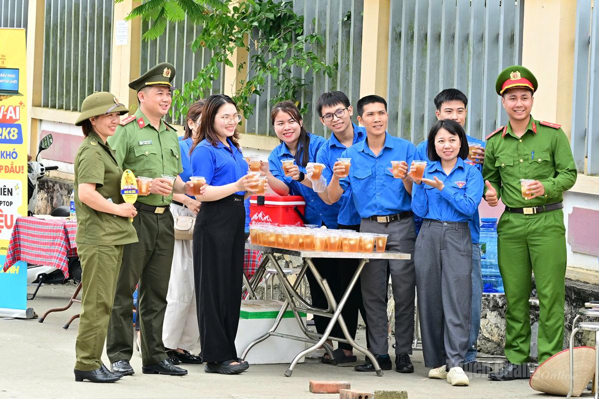 Lực lượng Tiếp sức mùa thi chuẩn bị chè cho các thí sinh sau khi hoàn thành bài  thi tại điểm Trường THPH Chiêm Hóa. Ảnh Quang Hòa
