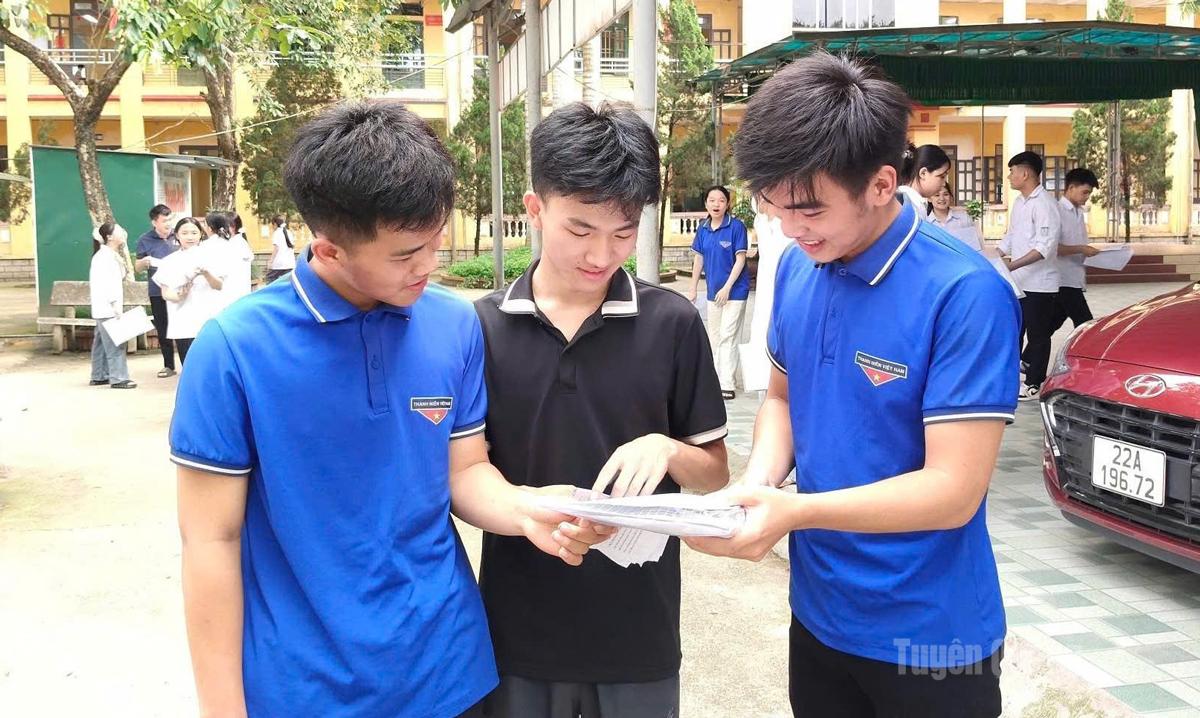 Thí sinh trao đổi sau khi hoàn thành bài thi tại điểm thi Trường THPT Tháng 10. Ảnh: Thuỳ Lê