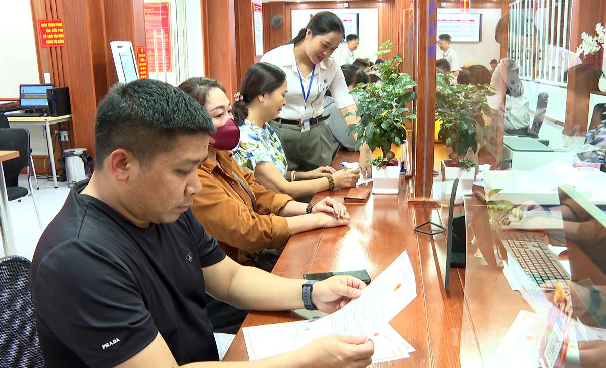 Người dân giao dịch tại Trung tâm phục vụ hành chính công phường Hà Giang 2.