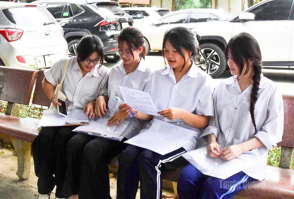 Thí sinh tại điểm thi  trường THPT Thái Hoà trao đổi sau khi hoàn thành bài thi. Ảnh: Mai Dung.