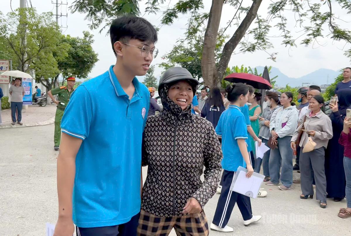 Niềm vui của thí sinh và phụ huynh sau khi hoàn thành bài thi. Ảnh: Thuý Nga