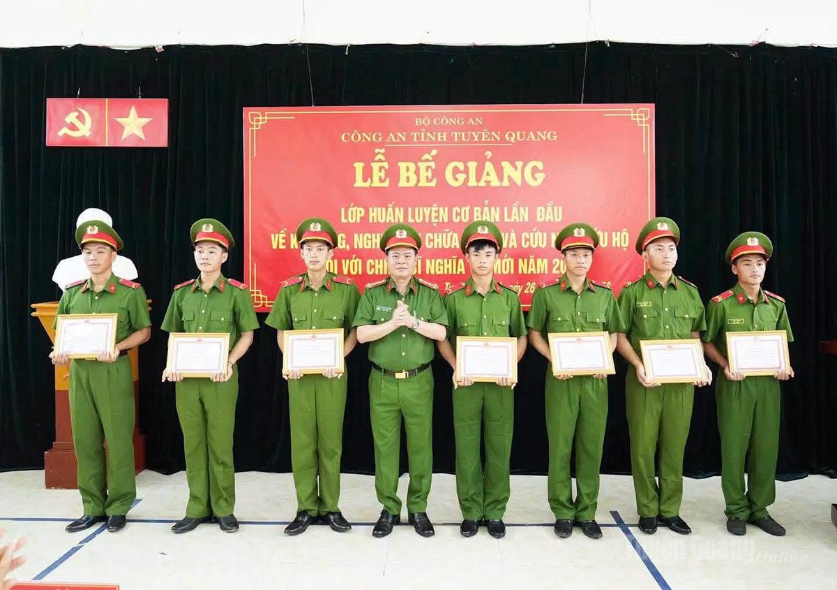 Lãnh đạo Công an tỉnh khen thưởng các chiến sĩ có thành tích xuất sắc.