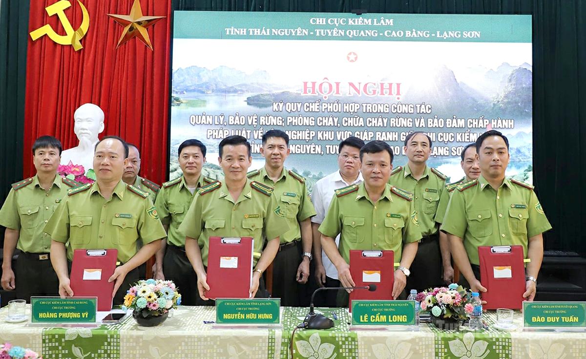 Đại diện lãnh đạo Chi cục Kiểm lâm 4 tỉnh ký kết quy chế phối hợp.