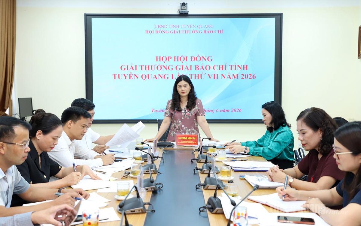 Phó Chủ tịch UBND tỉnh Vương Ngọc Hà phát biểu tại cuộc họp.
