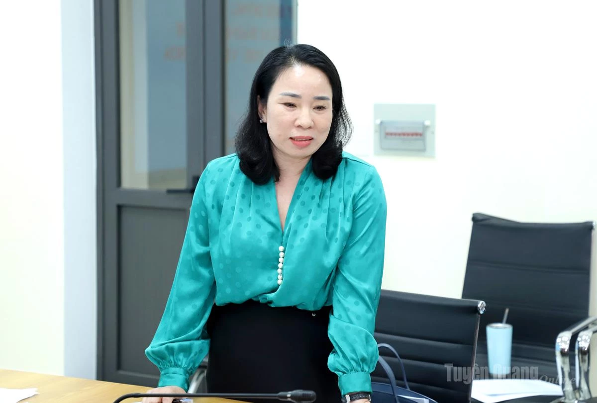 Lãnh đạo Ban Tuyên giao và Dân vận Tỉnh uỷ nêu ý kiến về tính định hướng của các tác phẩm xét chọn tại cuộc họp.