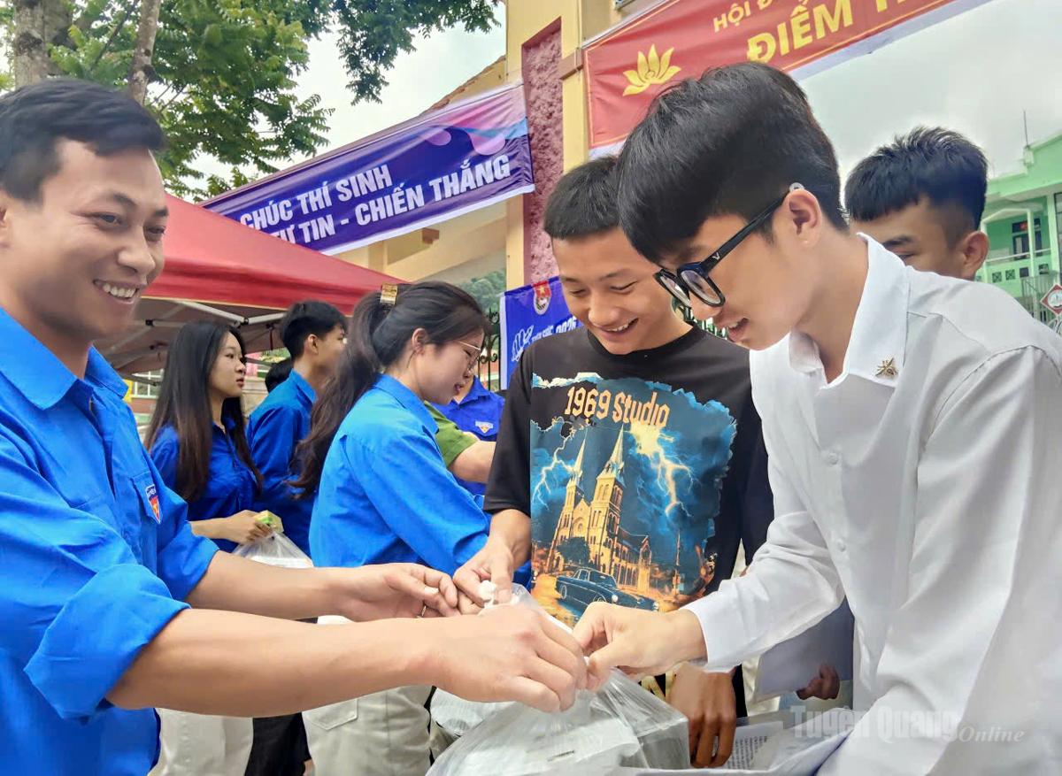Đoàn thanh niên xã Mèo Vạc hỗ trợ phát các suất cơm trưa cho các thí sinh. Ảnh: Hồng Cừ