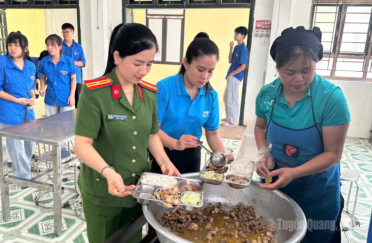 Hội Liên hiệp Phụ nữ xã Quang Bình cùng các tổ chức chính trị - xã hội và các cơ quan, đơn vị nấu những suất cơm miễn phí cho thí sinh tại điểm thi Trường THPT Quang Bình. Ảnh: Mộc Lan.