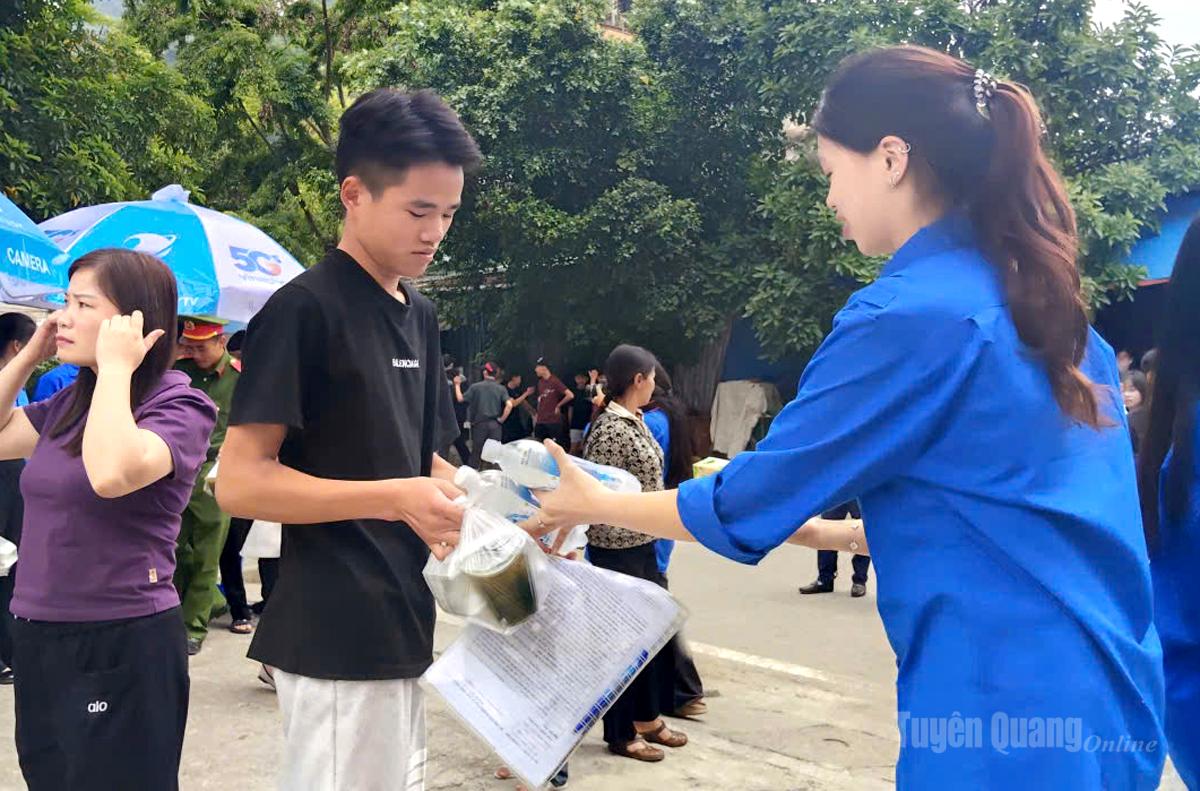 Trong ngày thi đầu tiên, xã Mèo Vạc đã vận động được 500 suất ăn cho các thí sinh tại điểm thi Mèo Vạc. Ảnh Hồng Cừ