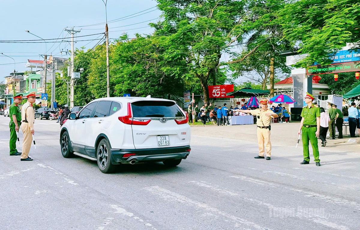Lực lượng công an phân luôn giao thông tại điểm thi trường THPT Nguyễn Văn Huyên. Ảnh: Hải Hương