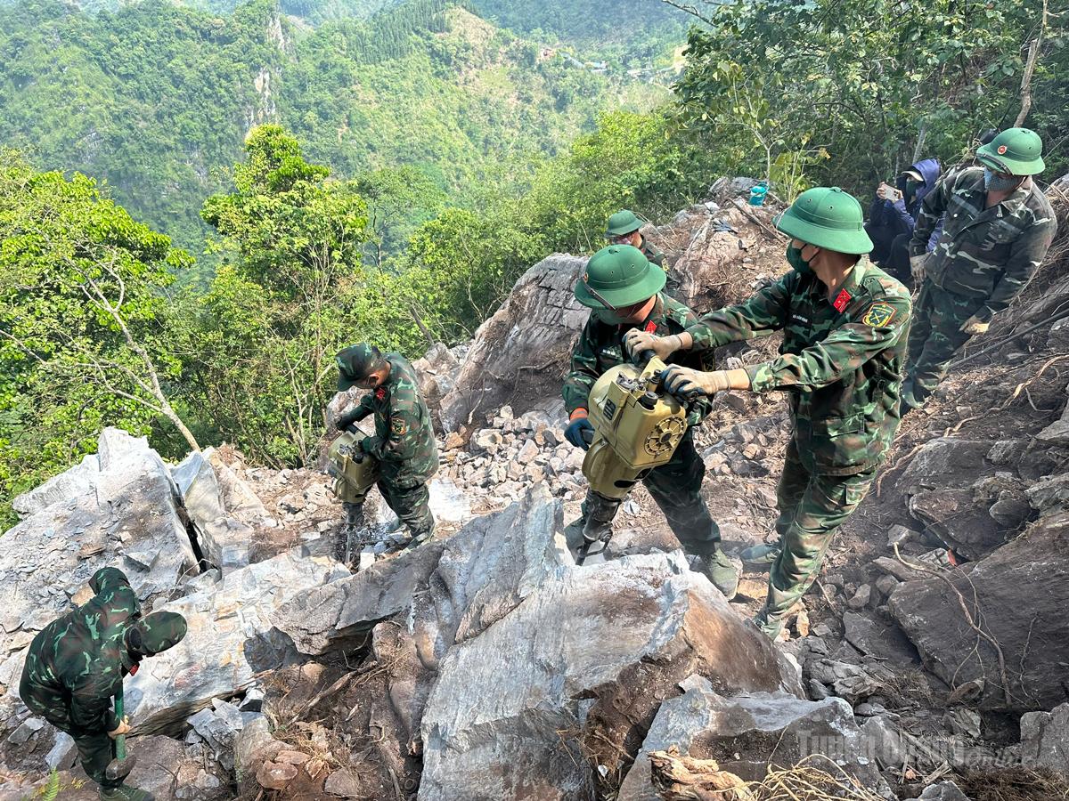 Công cuộc tìm kiếm đầy gian nan, nguy hiểm của những thành viên trong đội.