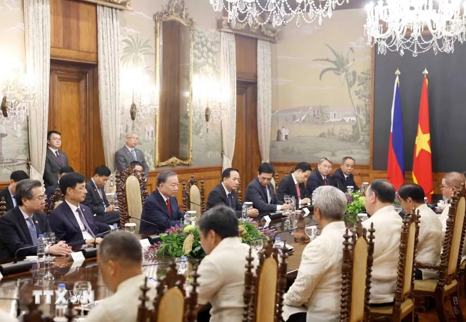 Tổng Bí thư, Chủ tịch nước Tô Lâm và đoàn cấp cao Việt Nam tại cuộc hội đàm với Tổng thống Philippines Ferdinand Romualdez Marcos Jr. và đoàn cấp cao Philippines. (Ảnh: TTXVN)
