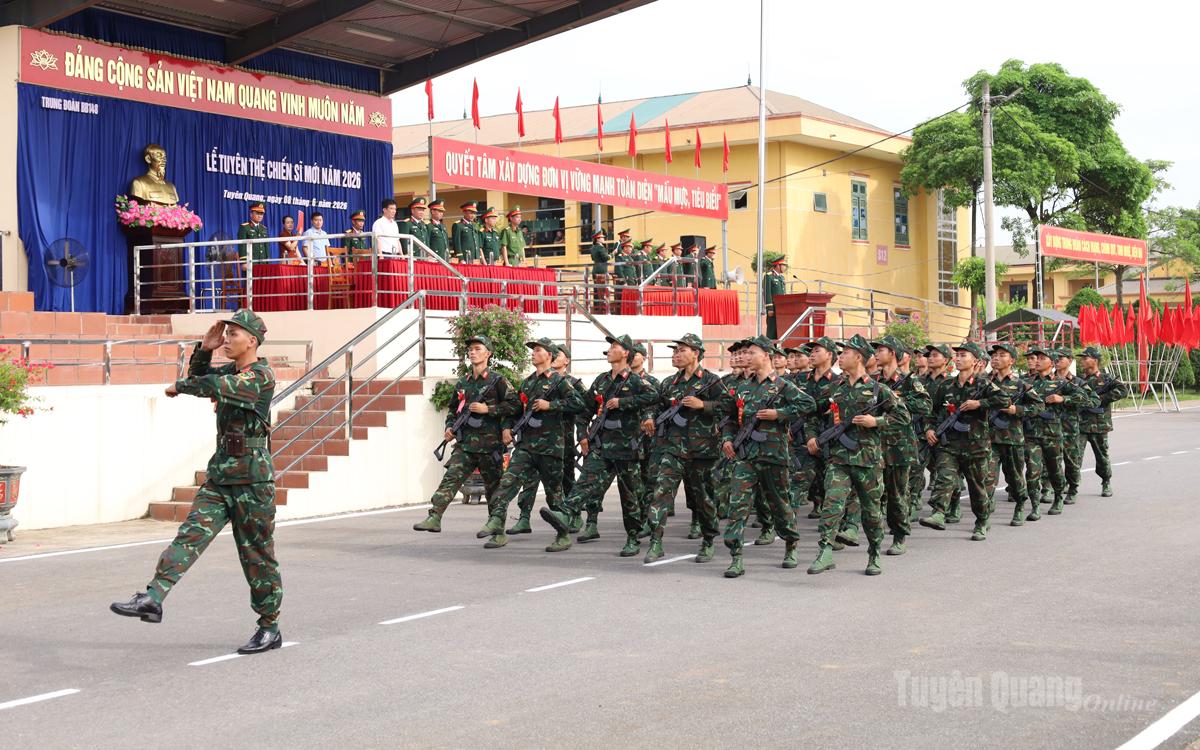 Duyệt đội ngũ trong Lễ tuyên thệ.