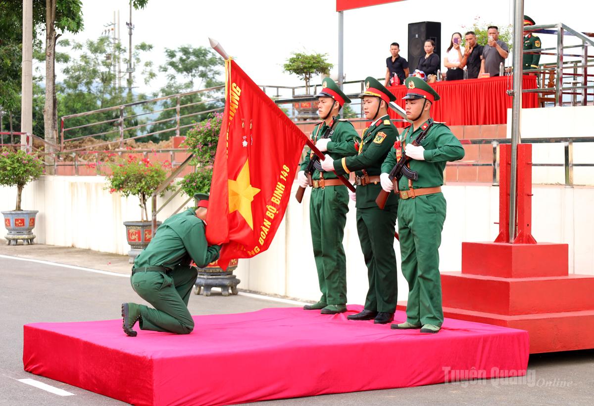 Nghi thức hôn Quân kỳ – dấu mốc thiêng liêng đánh dấu sự trưởng thành của người lính.
