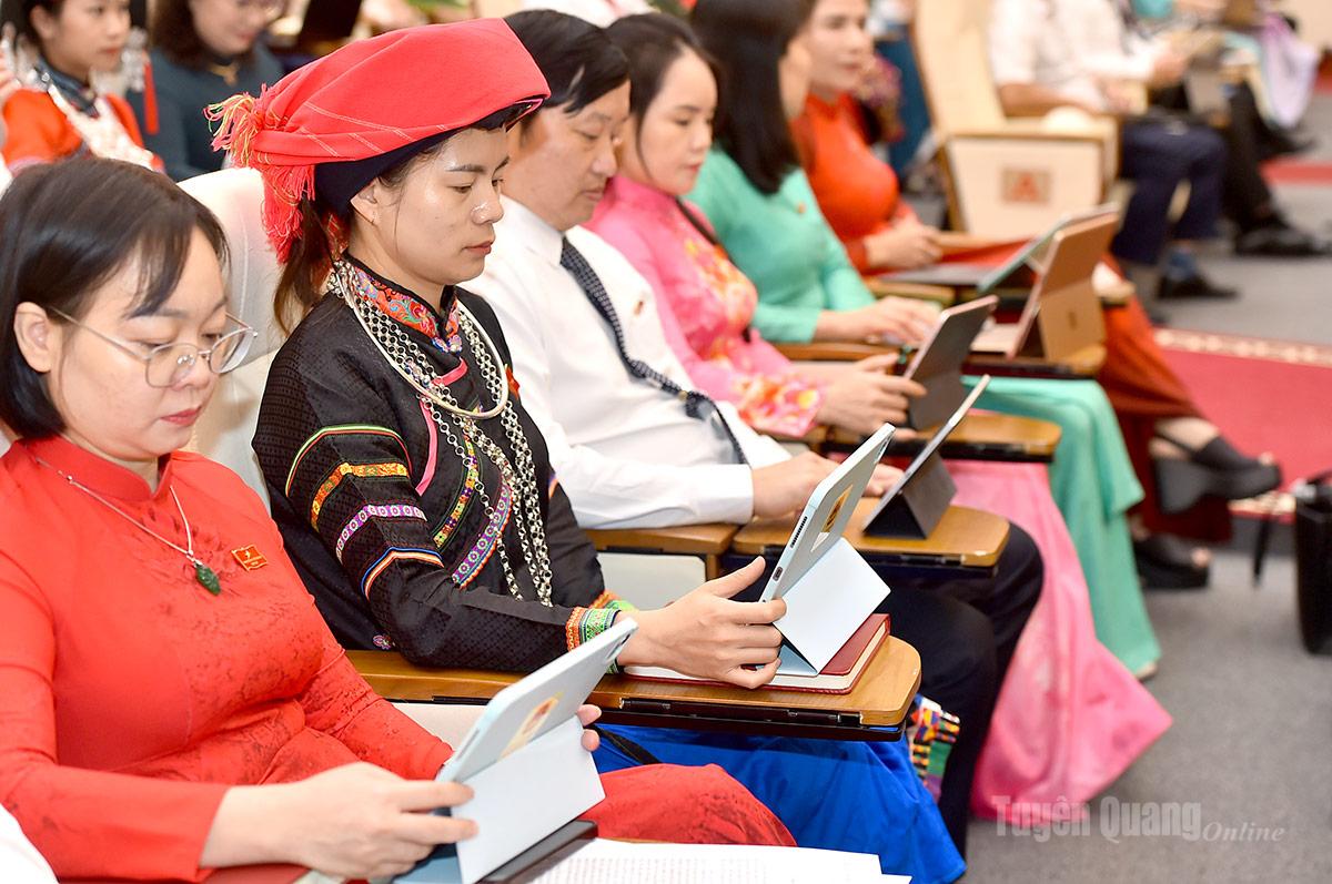 Đại biểu biểu quyết thông qua các nghị quyết trình tại kỳ họp.