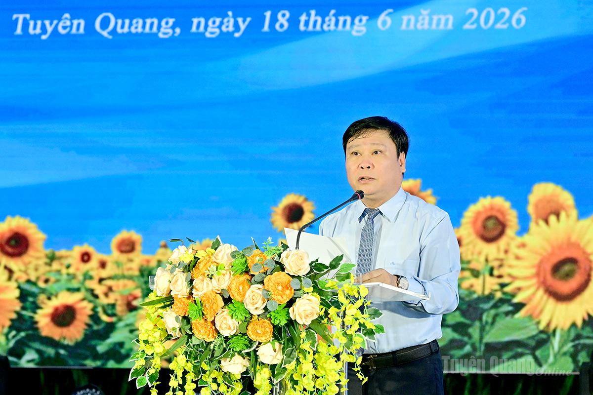 Đồng chí Mai Đức Thông, Ủy viên Ban Chấp hành Đảng bộ tỉnh, Giám đốc Báo và phát thanh, truyền hình Tuyên Quang, Chủ tịch Hội Nhà báo tỉnh phát biểu tại Lễ trao giải.