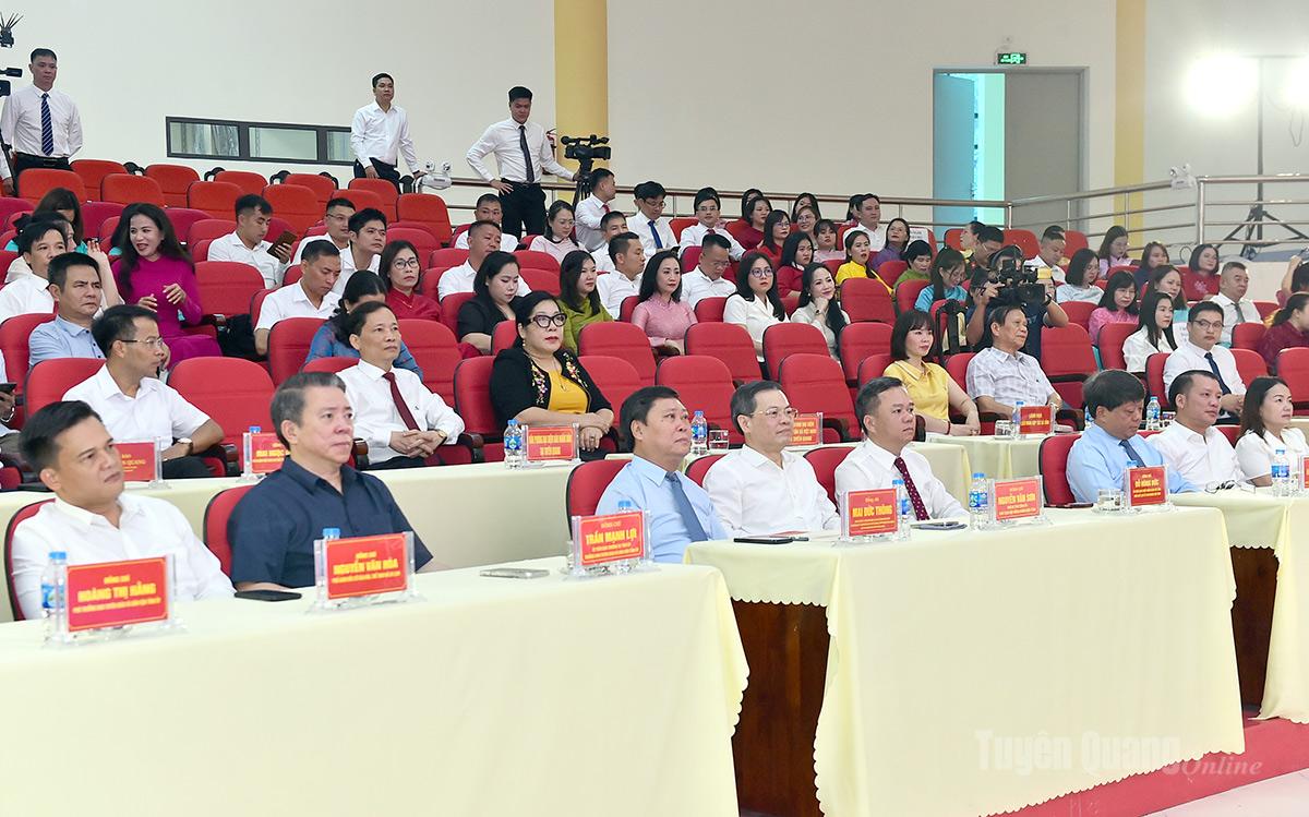 Các đại biểu dự lễ trao giải.