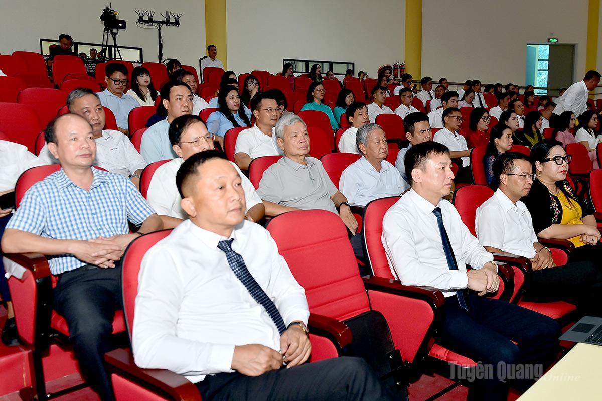 Các đại biểu dự lễ trao giải.