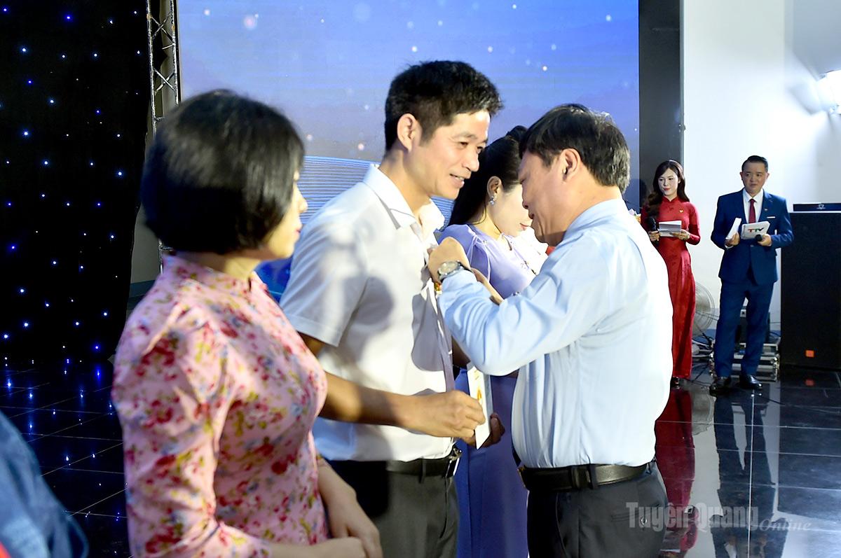 Đồng chí Mai Đức Thông, Giám đốc Báo và phát thanh, truyền hình Tuyên Quang, Chủ tịch Hội Nhà báo trao Kỷ niệm chương cho các nhà báo.