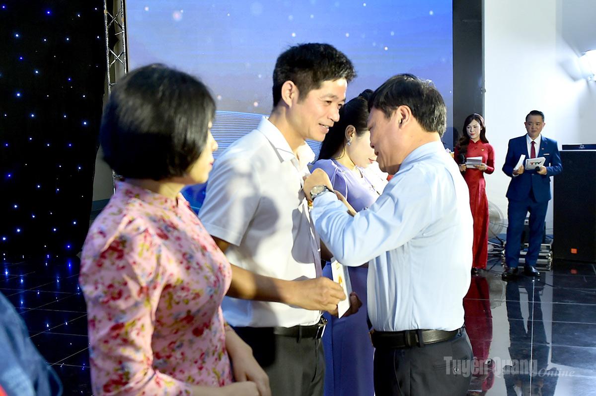 Đồng chí Mai Đức Thông, Giám đốc Báo và phát thanh, truyền hình Tuyên Quang, Chủ tịch Hội Nhà báo trao Kỷ niệm chương cho các nhà báo.