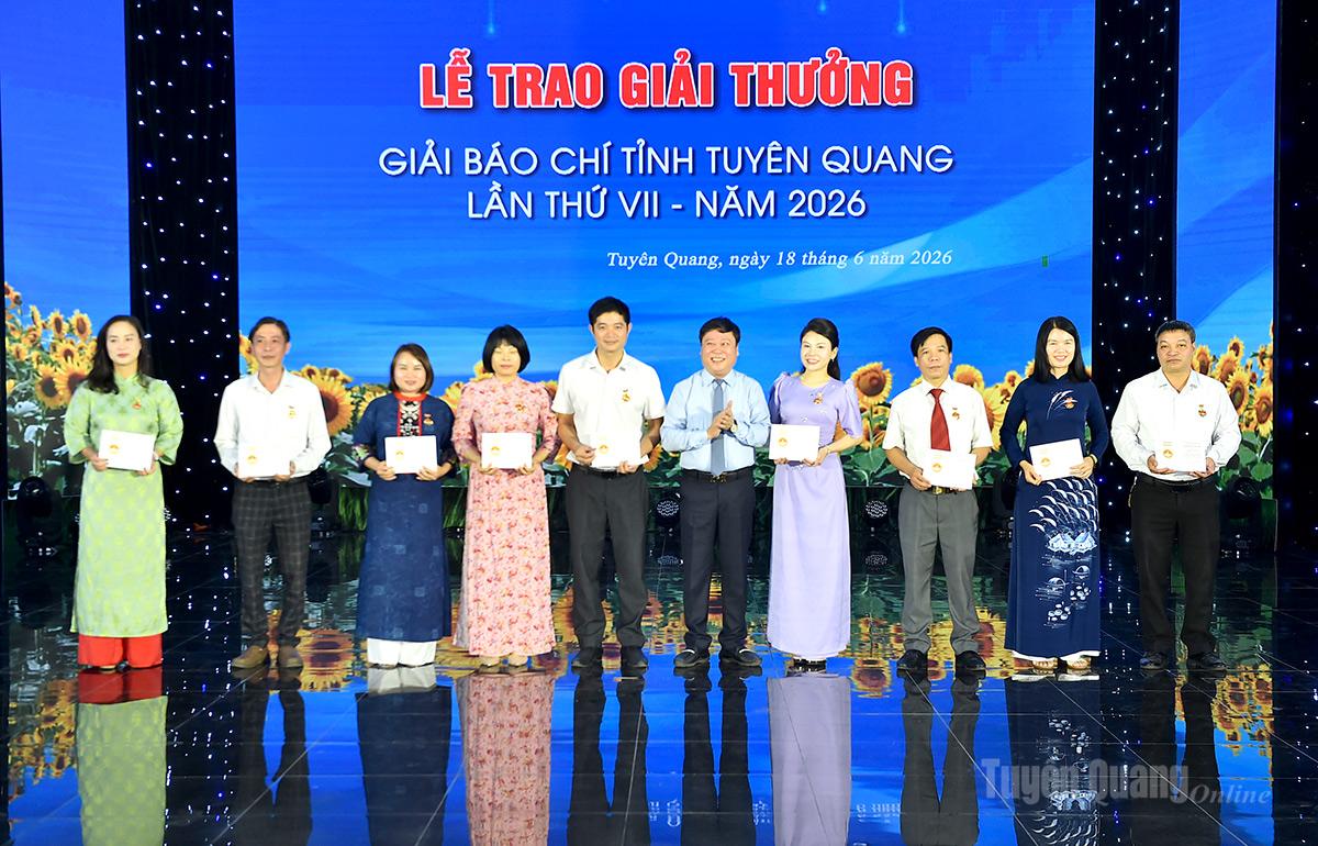Đồng chí Mai Đức Thông, Giám đốc Báo và phát thanh, truyền hình Tuyên Quang, Chủ tịch Hội Nhà báo trao kỷ niệm chương cho các Nhà báo.
