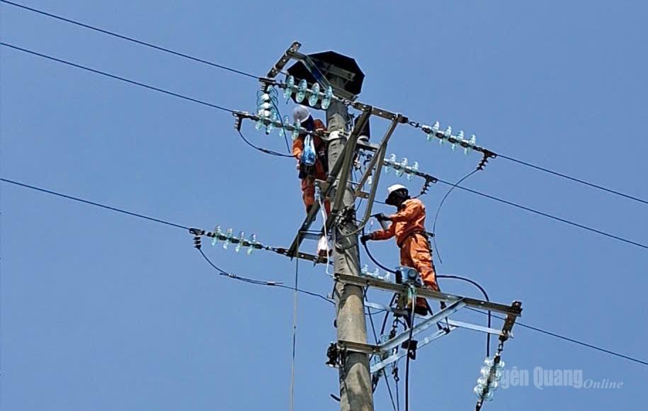 Nhân viên Điện lực Hàm Yên xử lý khiếm khuyết trên lưới điện.