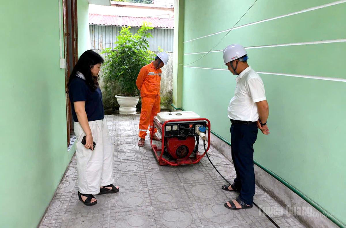 Điện lực Mèo Vạc kiểm tra máy phát và hệ thống điện tại điểm thi trường THPT Mèo Vạc.