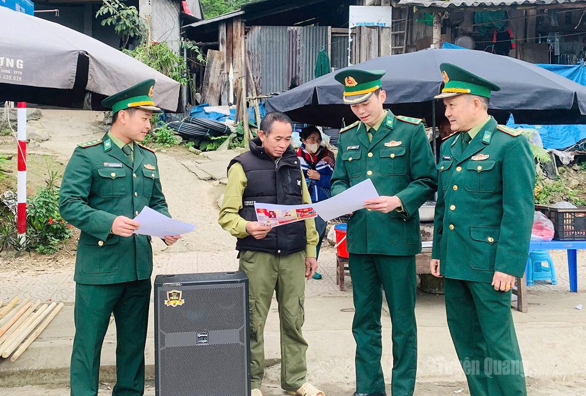 Cán bộ Đồn Biên phòng Nghĩa Thuận tuyên truyền, hướng dẫn người dân tiếp cận và sử dụng các dịch vụ số.