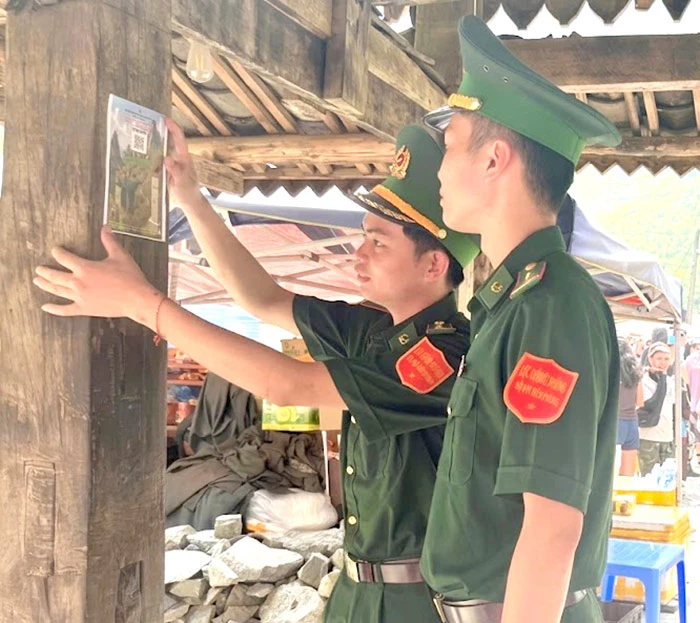 Mã QR tố giác tội phạm được triển khai tại chợ phiên, tạo thuận lợi cho người dân tham gia bảo vệ an ninh biên giới.
