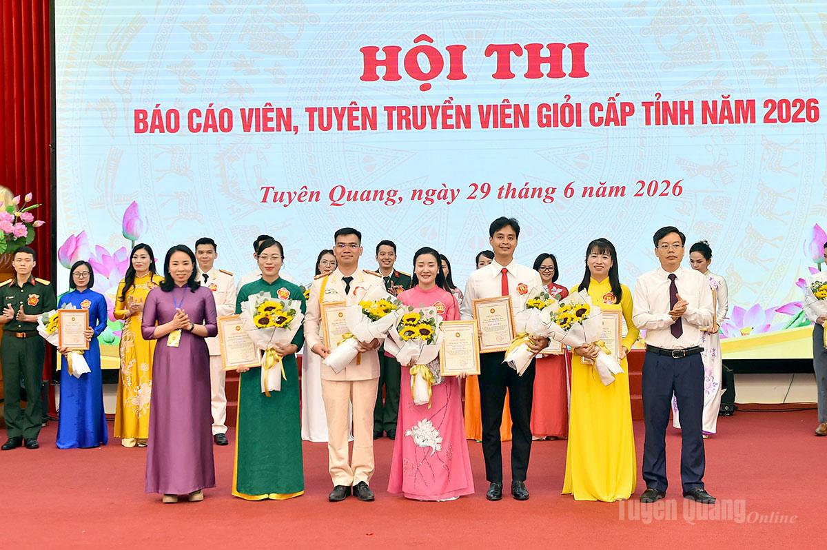Các đồng chí lãnh đạo Ban Tuyên giáo và Dân vận Tỉnh ủy trao giải Ba cho các thí sinh.