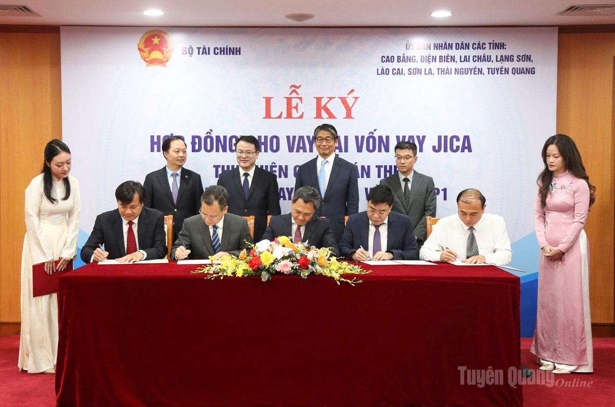 Tại lễ ký, đại diện 5 tỉnh: Điện Biên, Lai Châu, Lào Cai, Sơn La, Tuyên Quang ký giao ước thi đua thực hiện và giải ngân 100% vốn vay JICA đối với dự án Phát triển nông thôn thích ứng với biến đổi khí hậu.