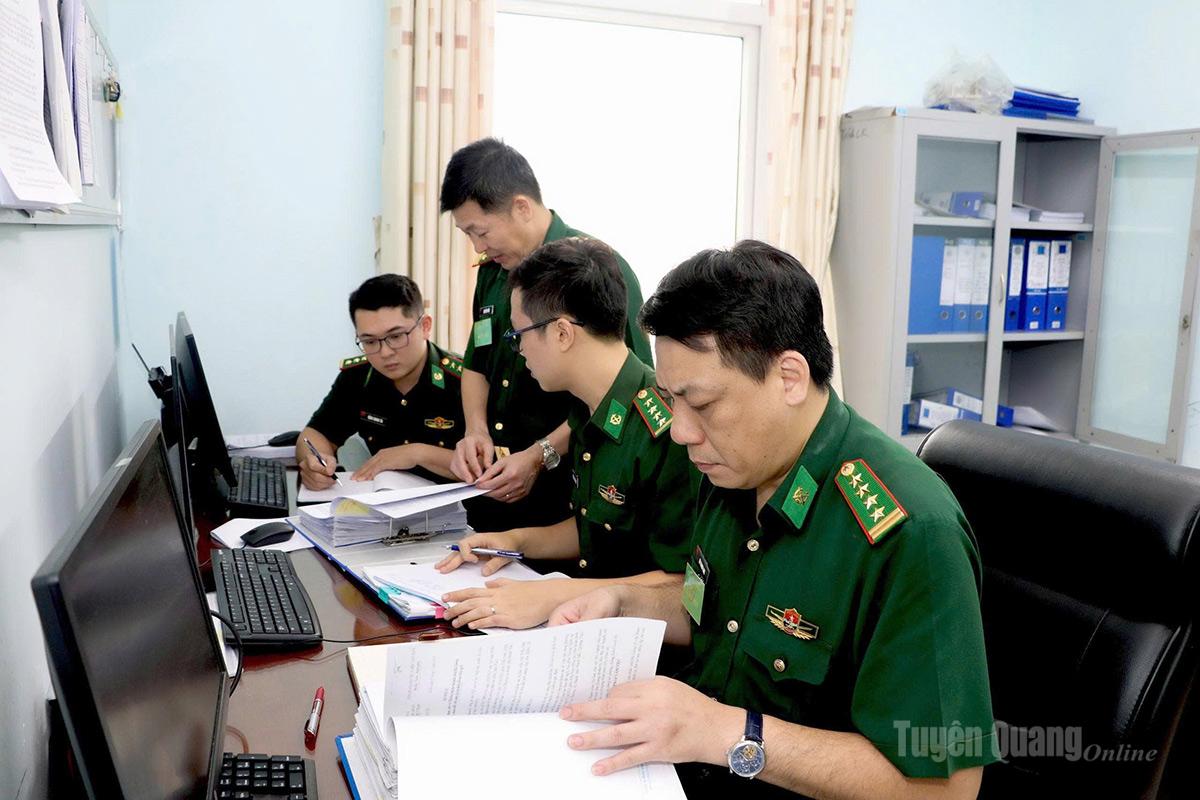 Đoàn công tác của Bộ Tư lệnh Bộ đội Biên phòng kiểm tra sổ sách, giáo án huấn luyện tại Ban Chỉ huy Bộ đội Biên phòng tỉnh.