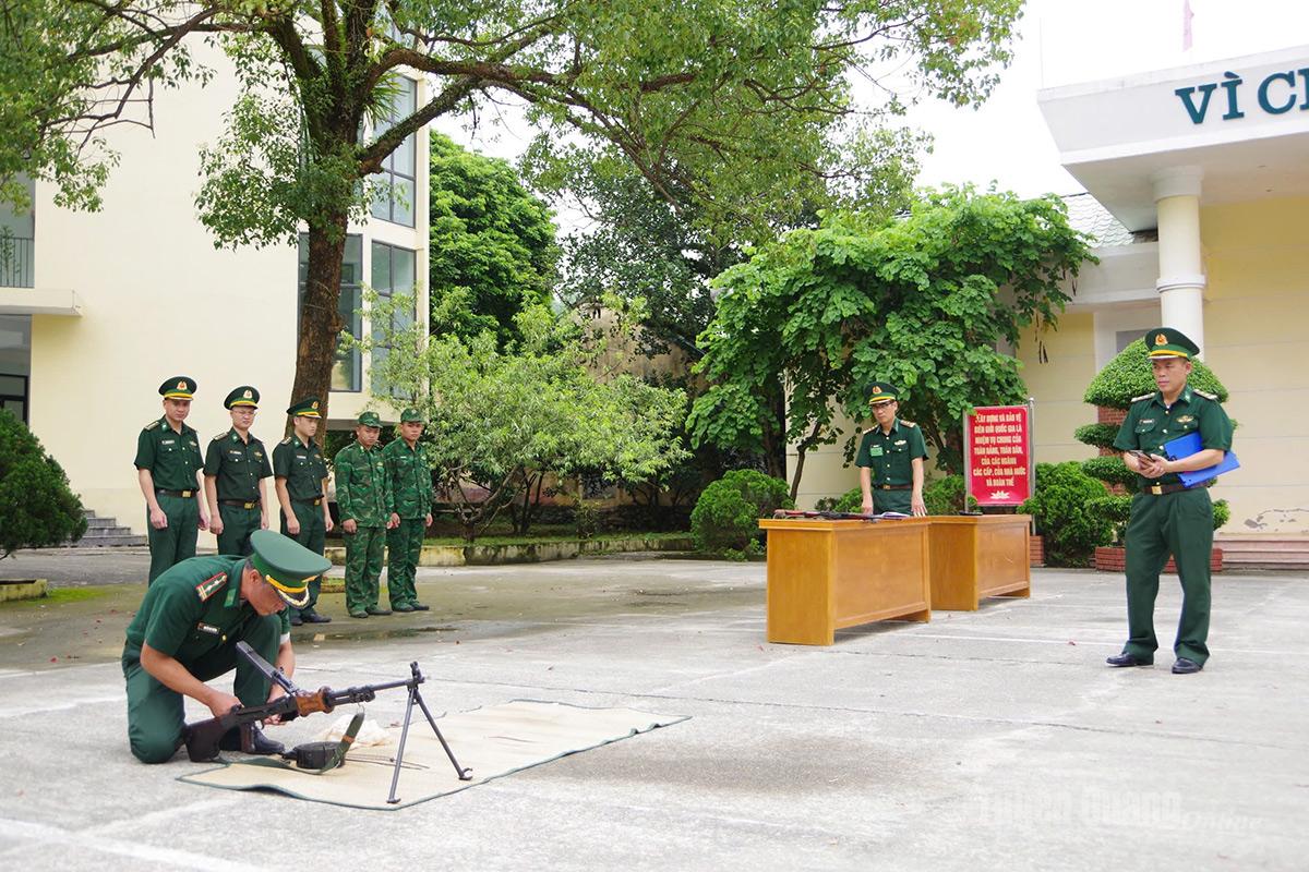 Kiểm tra tháo lắp súng tại Ban Chỉ huy Bộ đội Biên phòng tỉnh.