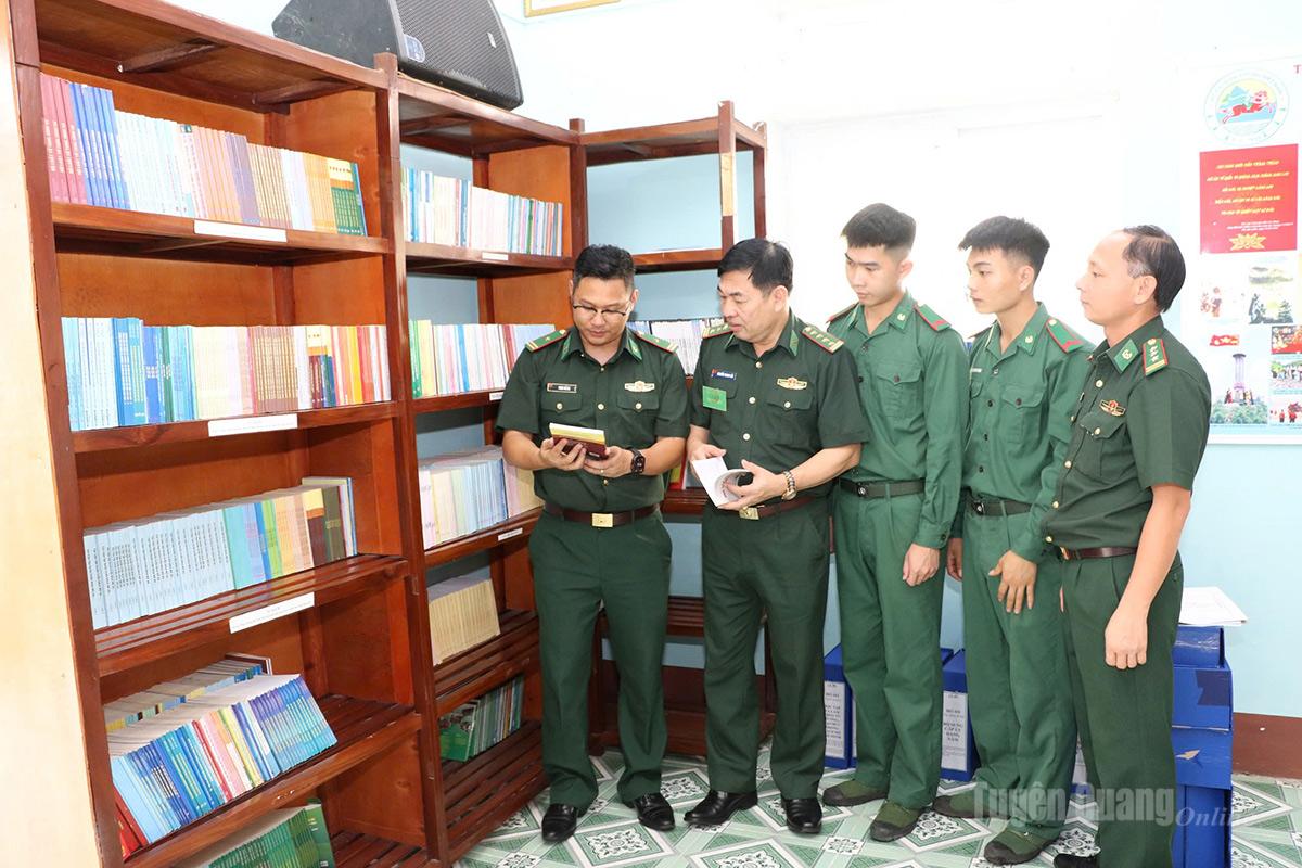 Đoàn công tác kiểm tra tủ sách pháp luật tại Đồn Biên phòng Cửa khẩu quốc tế Thanh Thủy.