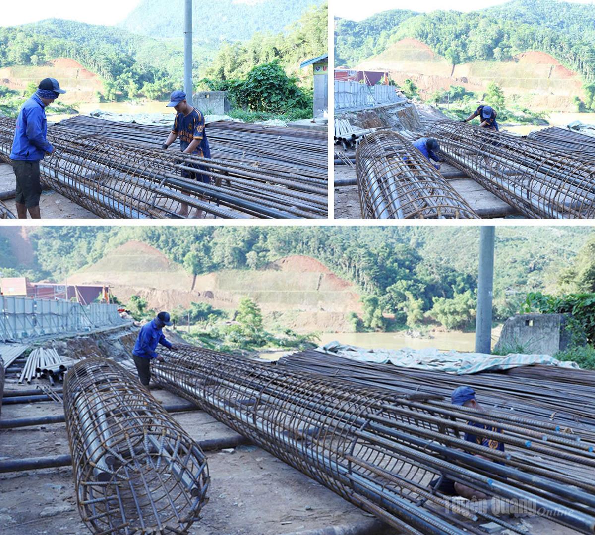 Công nhân dựng cốt thép hệ thống cọc nhồi cho công trình.