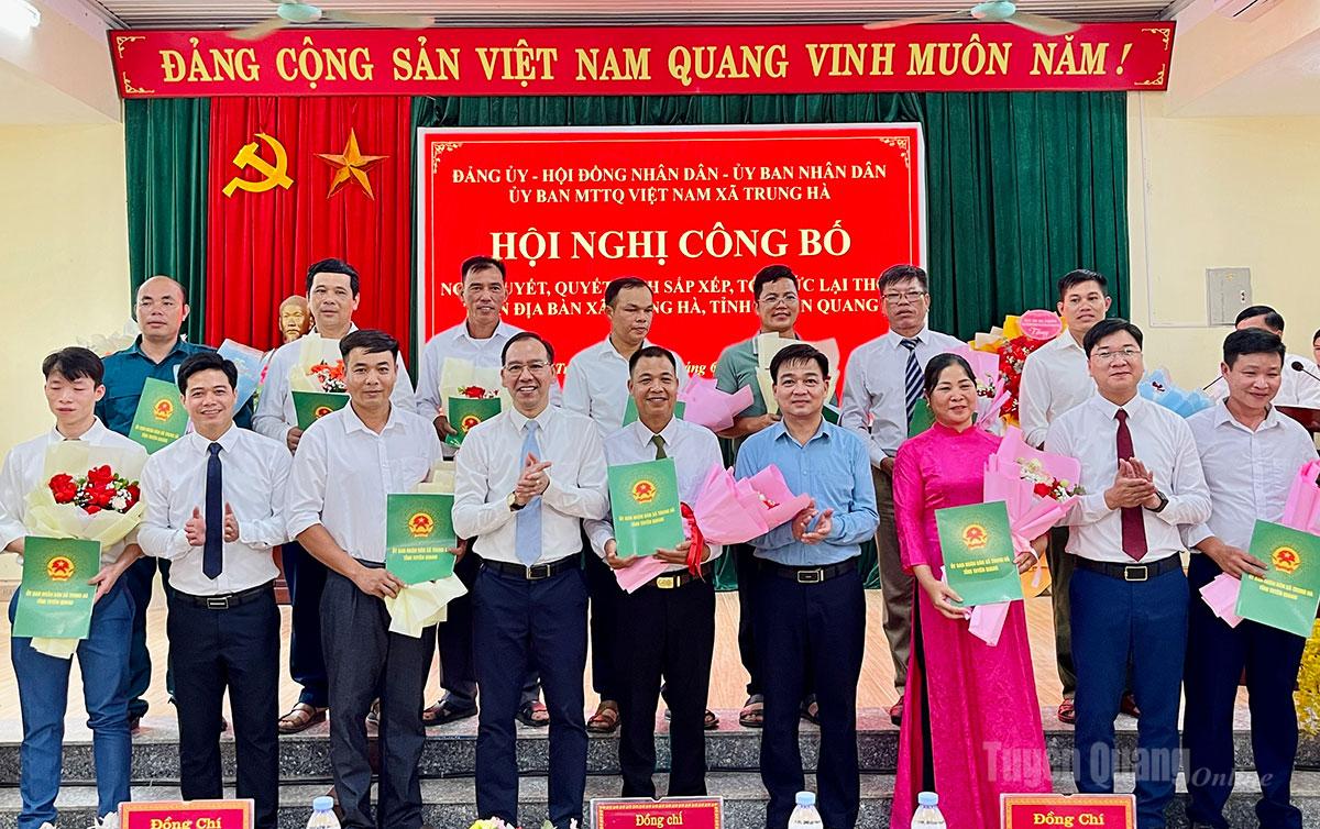 Đồng chí Nguyễn Hưng Vượng và lãnh đạo xã Trung Hà trao quyết định sắp xếp các thôn mới cho đại diện các thôn.
