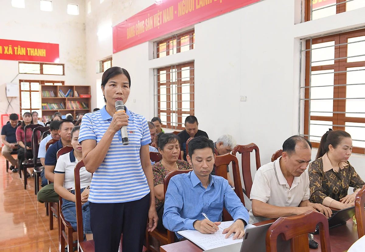 Cử tri xã Tân Thanh nêu ý kiến tại hội nghị.