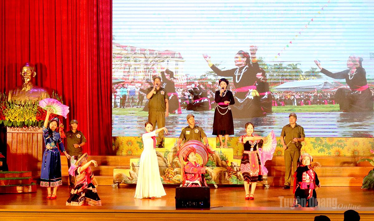 Phần thi chào hỏi của đội xã Quang Bình được dàn dựng công phu, đậm bản sắc văn hóa địa phương.