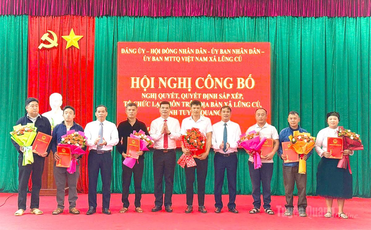 Đồng chí Nguyễn Trung Ngọc, Giám đốc Sở Văn hóa, Thể thao & Du lịch tỉnh trao quyết định thành lập, tặng hoa chúc mừng các chi bộ mới xã Lũng Cú.