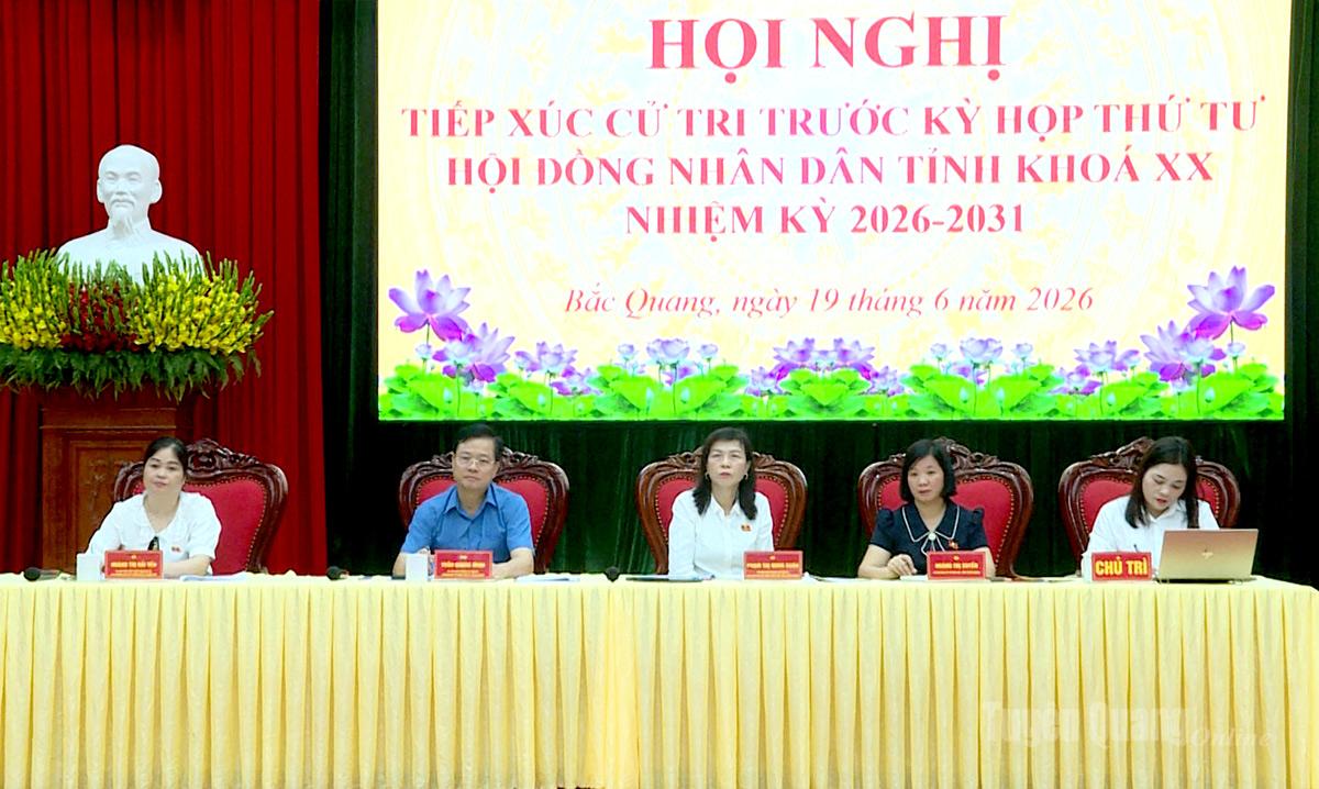 Các đại biểu HĐND tỉnh tổ đại biểu số 5 tiếp xúc cử tri tại xã Bắc Quang.