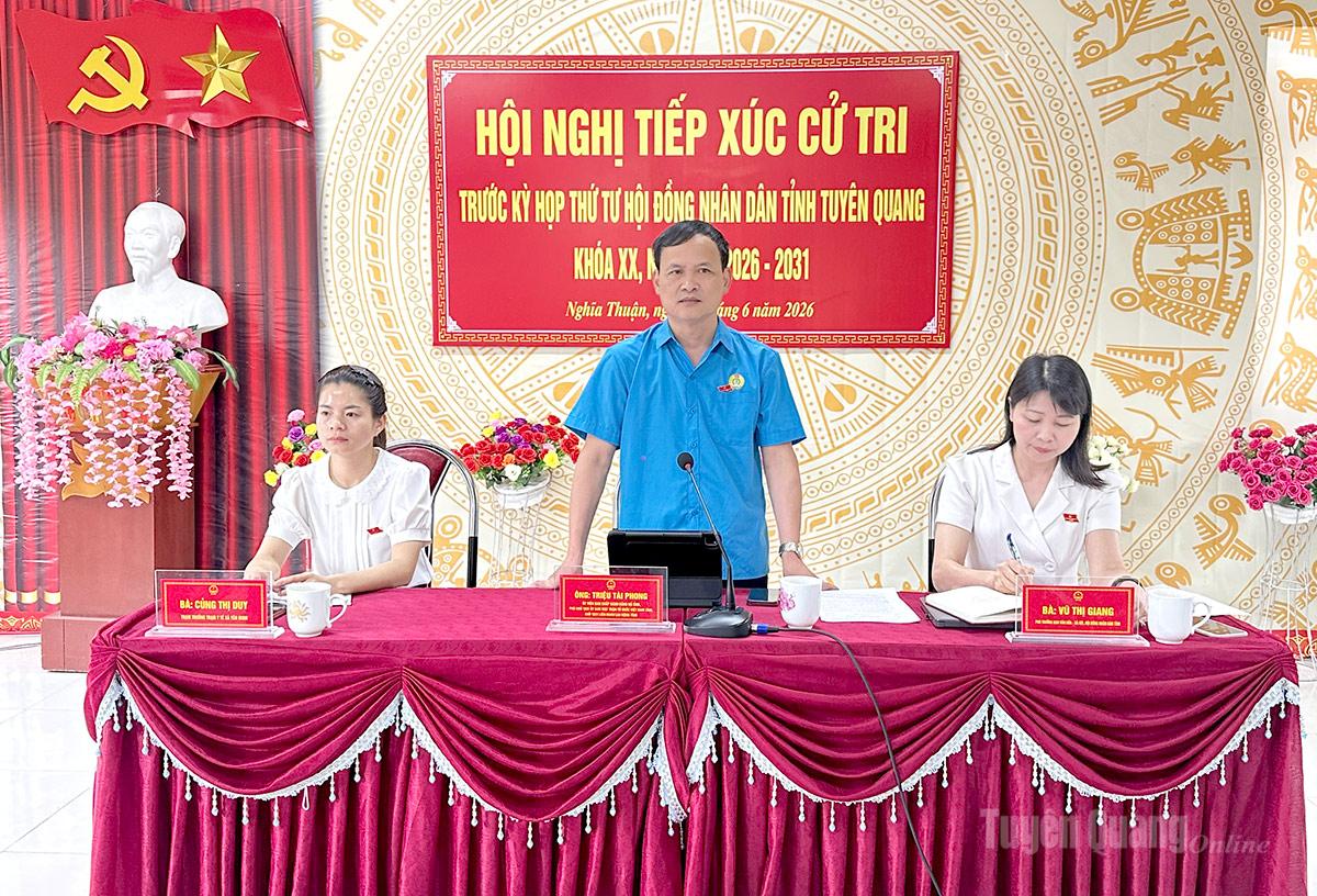 Đồng chí Triệu Tài Phong phát biểu tại buổi tiếp xúc cử tri xã Nghĩa Thuận.